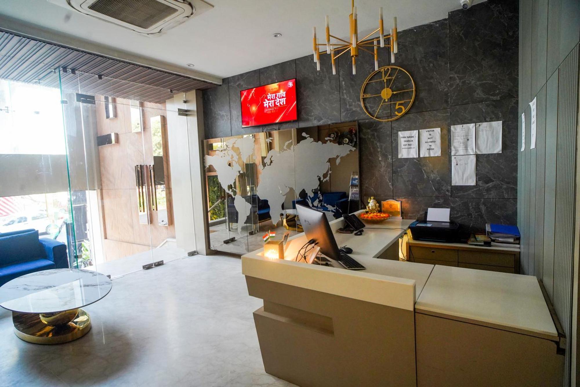 Familia Hotel And Banquets Лакхнау Екстер'єр фото