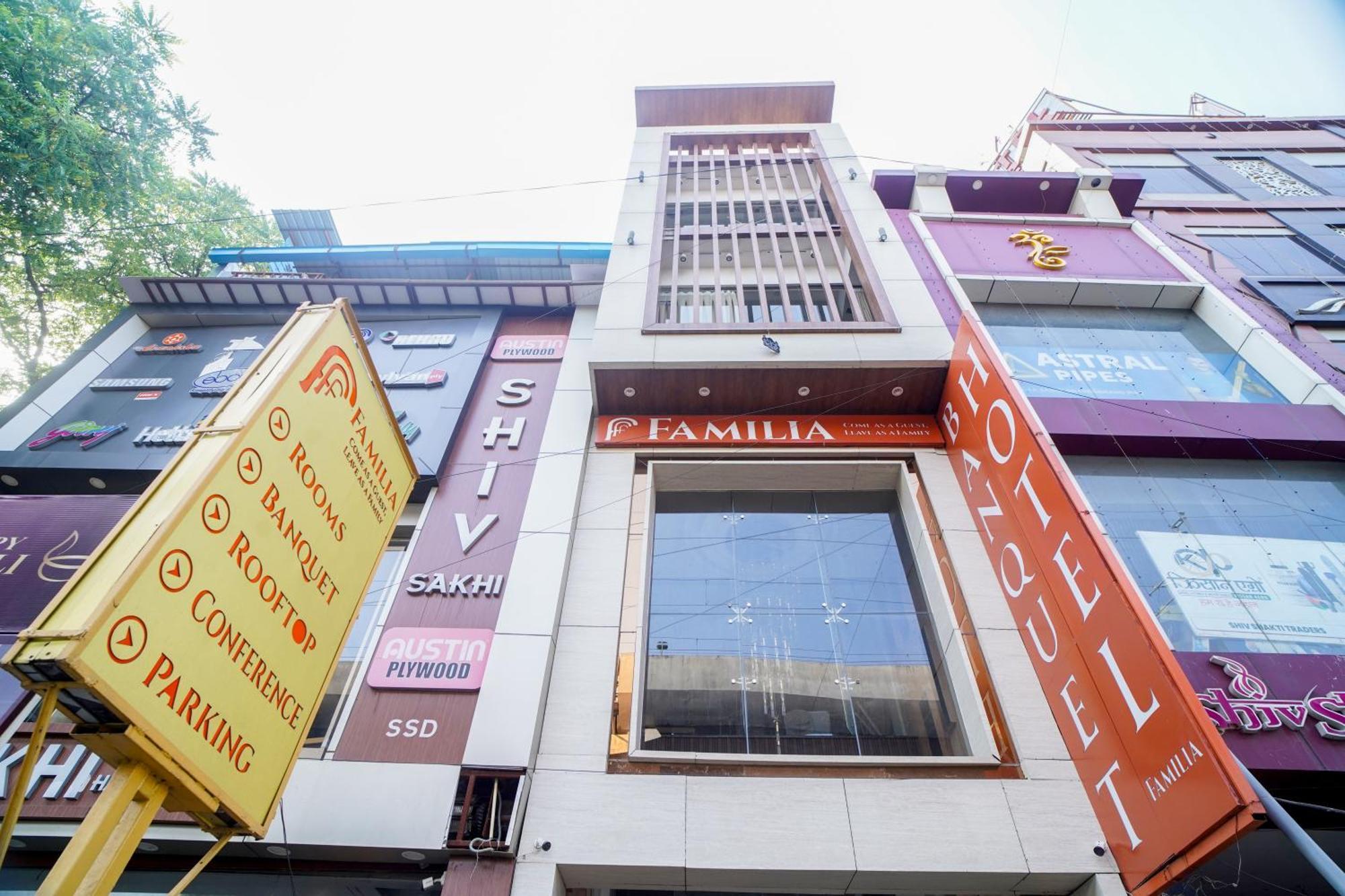 Familia Hotel And Banquets Лакхнау Екстер'єр фото
